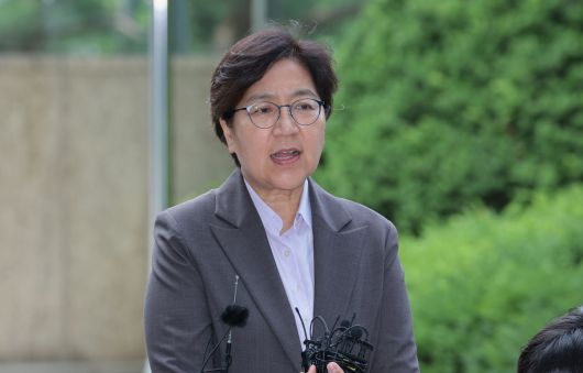 정은경 보건복지부 장관 후보자가 지난달 30일 서울 중구에 마련된 인사청문회 준비 사무실로 출근하며 취재진 질문에 답하고 있다. 연합뉴스