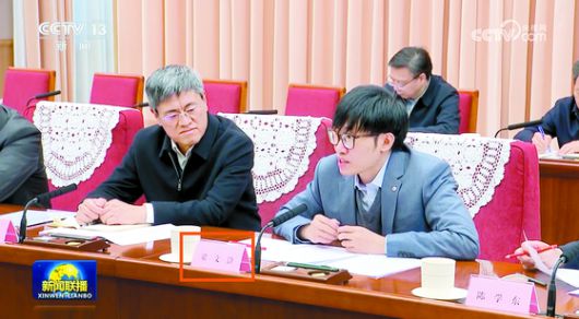 지난 1월 20일 리창 중국 국무원 총리가 량원펑(오른쪽) 딥시크 창업자와 런사오보(왼쪽) 저장대 당서기 등 인공지능 전문가와 대학 관계자를 만나 올해 정부업무보고의 초안에 자문을 구했다. CC-TV 캡처