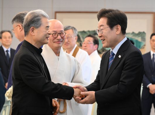 이재명 대통령이 9일 서울 용산 대통령실에서 열린 종교 지도자 초청 오찬 간담회에서 이용훈 한국천주교주교회의 의장주교와 인사를 하고 있다. 대통령실 사진기자단