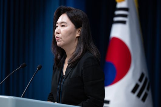 이진숙 방통위원장이 8일 용산 대통령실에서 열린 국무회의에서 물을 마시고 있다. 대통령실사진기자단