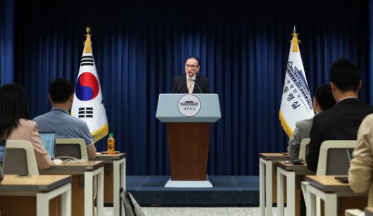 2박3일 간의 방미 일정을 마치고 귀국한 위성락 대통령실 국가안보실장이 9일 저녁 서울 용산 대통령실에서 브리핑을 하고 있다. 대통령실사진기자단