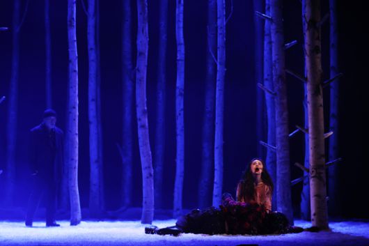 8일 서울 중구 국립극장에서 열린 연극 '렛미인' 프레스콜에서 뱀파이어 소녀 일라이가 사람의 피를 먹는 모습. 연합뉴스