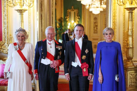 8일(현지시간) 윈저성에서 열린 국빈만찬에서 에마뉘엘 마크롱 프랑스 대통령 부부가 찰스 3세 국왕 부부와 기념촬영하고 있다. AFP=연합뉴스