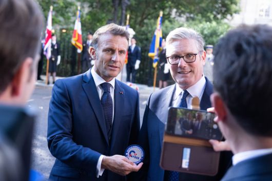 8일 영국 런던의 샤를 드골 전 프랑스 대통령 동상에서 화환 헌화식을 마친 에마뉘엘 마크롱(왼쪽) 프랑스 대통령과 키어 스타머 영국 총리. EPA=연합뉴스