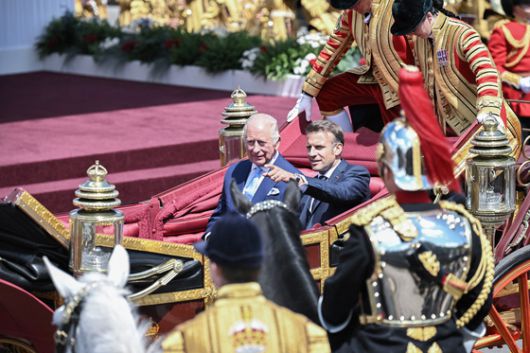 8일 영국 런던 서쪽 윈저성 인근에서 열린 환영식에서 마차 행진을 하고 있는 찰스 3세 영국 국왕(왼쪽)과 에마뉘엘 마크롱 프랑스 대통령. 로이터=연합뉴스