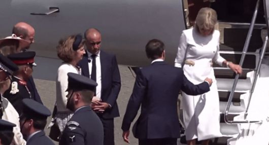 8일(현지시간) 에마뉘엘 마크롱 프랑스 대통령이 전용기에서 내리는 브리지트 여사에게 손을 내밀었으나, 브리지트 여사가 난간만 잡고 내려오고 있다. 사진 X 캡처