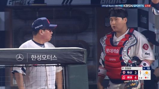 롯데 김태형 감독(왼쪽)이 8일 사직 두산전 도중 벤치에서 유강남과 이야기하고 있다. 유강남은 이날 경기 7회 수비에서 패스트볼을 범해 손성빈과 교체됐다. 사진 티빙 중계화면 캡처