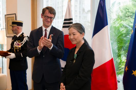 필립 드 페르트 주한 프랑스 대사와 김수자(오른쪽) . 촬영 김진솔. 사진 스튜디오 김수자