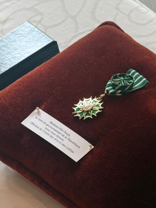 김수자 작가가 받은 프랑스 문화예술공로훈장 오피시에. 사진 스튜디오 김수자