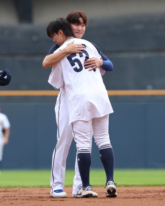 두산 김재호(뒤)가 자신의 은퇴 경기로 열린 6일 잠실 KT전에서 후배 박준순과 포옹하고 있다. 사진 두산 베어스