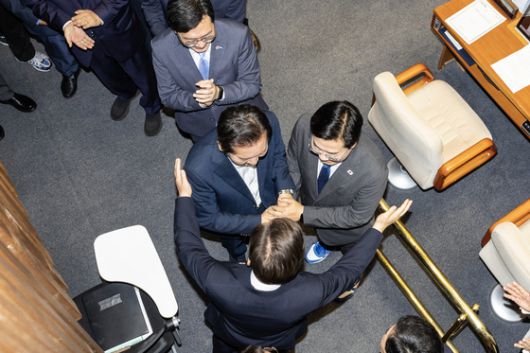 이재명 대통령이 지난달 26일 서울 여의도 국회 본회의장에서 정부의 2차 추가경정예산안 제출과 관련해 첫 시정연설을 마치고 더불어민주당 정청래, 박찬대 의원과 대화하고 있다. 대통령실사진기자단