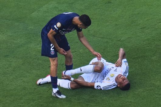 그라운드에 쓰러진 레알 마드리드 음바페(오른쪽). [AP=연합뉴스]