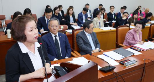 손효숙 리박스쿨 대표가 10일 서울 여의도 국회 교육위원회에서 열린 리박스쿨 청문회에 출석해 의원 질의에 답하고 있다. 뉴스1