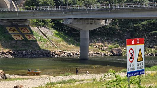 10일 오전 금산군 제원면 기러기공원에서 부부가 다슬기를 잡고 있다. 이곳에서는 9일 오후 물놀이를 하던 20대 4명이 물에 빠져 숨졌다. 신진호 기자