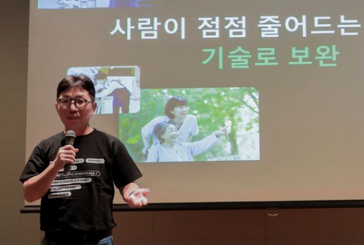 김유원 네이버클라우드 대표가 9일 일본 오사카의 한 호텔에서 일본 비즈니스의 향후 방향을 설명하고 있다. 사진 네이버클라우드