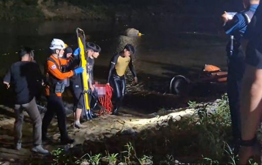 지난 9일 오후 물놀이를 하다 20대 4명이 숨진 충남 금산군 제원면 기러기공원에서 소방대원이 시신을 인양하고 있다. [사진 충남소방본부