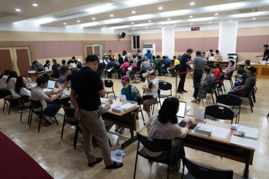 충북 증평군 민생안정지원금 신청 첫 날인 지난달 30일 군청 회의실에 온 주민들이 지원금을 신청하고 있다. 사진 증평군