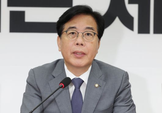 윤석열 전 대통령이 지난 9일 서울 서초구 서울중앙지법에서 열린 직권남용 등 혐의 영장실질심사(구속 전 피의자 심문)를 마친 뒤 대기 장소인 서울구치소로 이동하기 위해 법원을 나서고 있다. 뉴시스