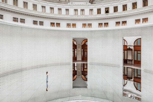 2024년 프랑스 파리 피노컬렉션 미술관(부르스 드 코메르스)에서 열린 '호흡-별자리' 전시 전경. 김수자 작가는 유리 돔 천장 아래 원형 전시장 바닥을 418개 유리로 뒤덮었다. [사진 드 코메르스-피노컬렉션]