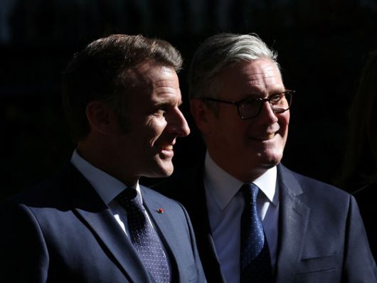 에마뉘엘 마크롱 프랑스 대통령이 8일 영국 런던에서 영국을 국빈 방문하는 동안 키어 스타머 영국 총리와 만나 회담하는 모습. 로이터=연합뉴스