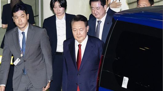 12·3 비상계엄과 관련해 특검 수사를 받는 윤석열 전 대통령이 9일 밤 서울중앙지법에서 두 번째 구속 전 피의자심문(영장실질심사)을 마친 뒤 대기장소인 서울구치소로 이동하고 있다. 뉴스1