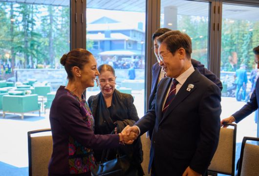 이재명 대통령이 지난달 17일(현지시간) 캐나다 앨버타주 캐내내스키스 주요 7개국(G7) 정상회의장에서 클라우디아 셰인바움 멕시코 대통령과 한·멕시코 정상회담을 하고 있다. 대통령실 제공.