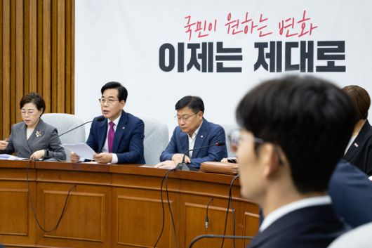 (서울=뉴스1) 유승관 기자 = 송언석 국민의힘 비상대책위원장 겸 원내대표가 11일 서울 여의도 국회에서 열린 원내대책회의에서 모두 발언을 하고 있다. 2025.7.11/뉴스1