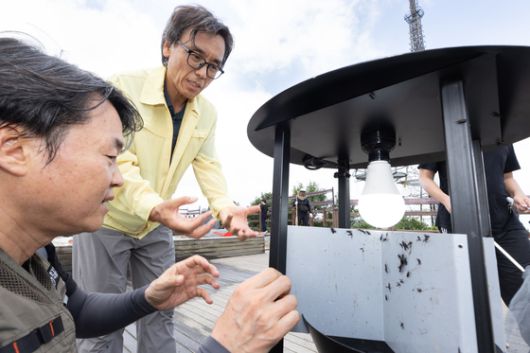 금한승 신임 환경부 차관이 5일 인천 계양산에서 빛을 활용한 포충기를 살펴보며 러브버그 방제 상황을 점검하고 있다. 사진 환경부