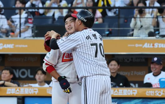 북부리그 올스타의 코치 이병규 LG 2군 감독과 8번 우익수로 나선 아들 SSG 이승민은 뽀뽀 세리머니를 했다. [뉴스1]