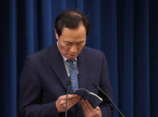 우상호 대통령실 정무수석이 7일 서울 용산 대통령실 브리핑룸에서 브리핑을 하며 메모를 보고 있다. [대통령실사진기자단] 2025.07.07.