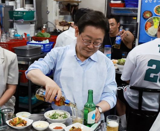 이재명 대통령이 11일 서울 종로구 한 식당에서 시민들과 '삼겹살 외식'을 하고 있다. 대통령실통신사진기자단