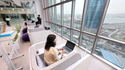 부산시는 일(Work) 삶(Live) 쉼(Play)이 조화로운 도시 부산을 위해 부산 동구 부산역 인근 아스티 호텔 24층에 개소한 ‘부산 워케이션 거점센터’. 송봉근 기자