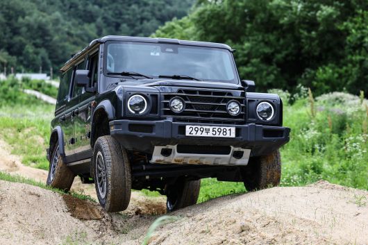 일체형 차축은 좌우 바퀴가 하나의 축으로 연결된 구조다. 한쪽 바퀴가 떠올라도 반대쪽 바퀴가 지면을 보다 강하게 눌러 접지력을 유지한다. 험로 주행에 유리한 이유다.
