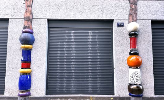 비엔나 훈데르트바서 하우스 인근 바이스거버피어텔에 위치한 민간 건물. 훈데르트바서 하우스의 영향을 받아 기둥을 세웠다. 비엔나(오스트리아)=문희철 기자