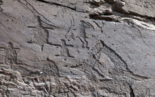반구대 암각화에 사람과 동물 모양이 선명하게 새겨져 있다. 오른쪽 고래 모습은 어미는 음각으로, 등에 업힌 새끼는 양각으로 표현한 진일보한 암각 기법이다. 송봉근 기자