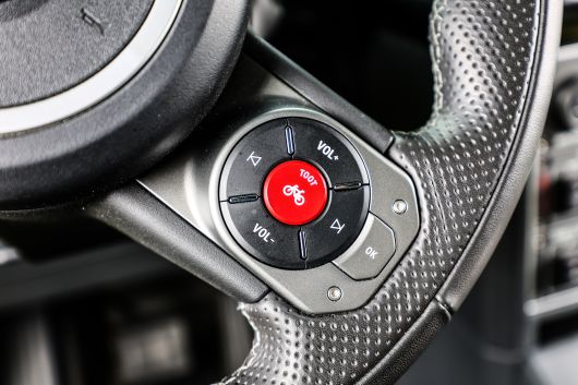 ‘TOOT’ 버튼은 자전거 이용자와 보행자를 배려한 저음 경적이다. 사이클팀을 운용하는 이네오스의 안전 철학이 차량에도 이어진 셈이다.