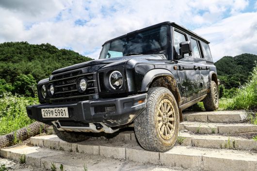 강원도 인제 스피디움 오프로드 파쿠르(Offroad Parcours)에서 그레나디어가 가파른 계단을 망설임 없이 내려서고 있다.