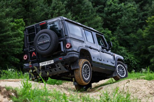 깊게 파인 험로에서도 타이어 접지력을 유지하는 비결은 일체형 차축이다.