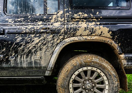 그레나디어는 진흙투성이가 될 각오로 제작됐다. 실내 바닥은 배수 밸브를 통해 물청소가 가능하며, 각종 스위치는 고압수를 견디는 IP54K 등급 방수 설계를 적용했다.