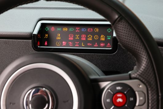 속도와 주행 정보는 중앙 터치스크린을 통해 확인하고, 운전석 정면에는 경고등 패널만 남겼다. 험로 주행 시 시야 확보를 고려한 설계다.