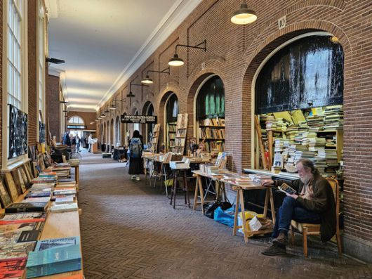 네덜란드 암스테르담 아우데만하우스포르트 중고 서점 거리. 사진 정지현 디자이너