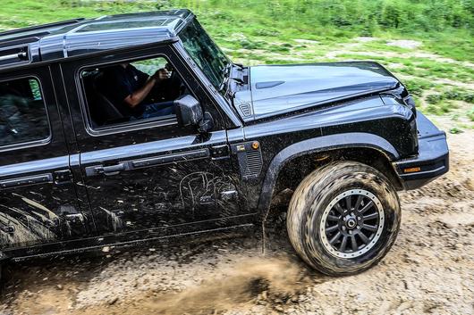 차체는 박스형 사다리꼴 프레임을 기반으로 설계됐다. 단순하지만 강인하며, 비틀림에도 뛰어난 안정성을 발휘한다.