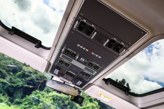 운전자와 조수석 천장에 위치한 사파리 윈도우는 환기를 위해 틸트 또는 완전 분리가 가능하다. 전동 방식은 아니다.