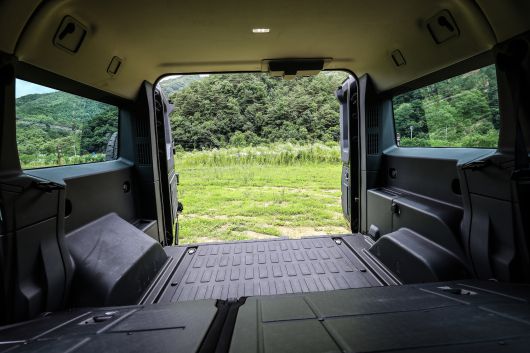 차체 전고가 높고 적재 공간이 넉넉한 그레나디어는 차박에도 유리하다. 실내는 간결하지만 기능 위주 설계로 활용도가 높다.