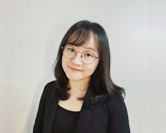 20여 년간 400여 권의 표지 디자인 작업을 해 온 정지현 북디자이너. 사진 본인 제공.