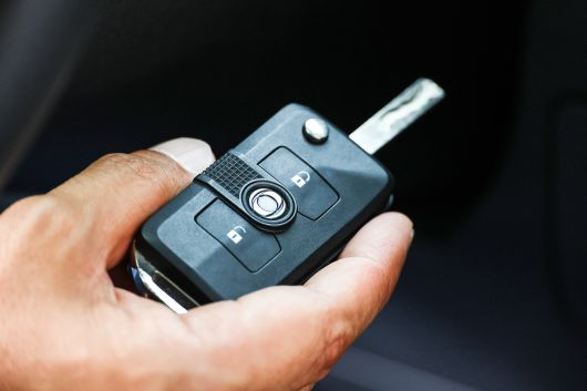 버튼 방식 대신 열쇠를 꽂고 돌려 시동을 건다. 전자 장치에 대한 의존을 줄이고, 험지에서의 신뢰성을 높이기 위한 선택이다.