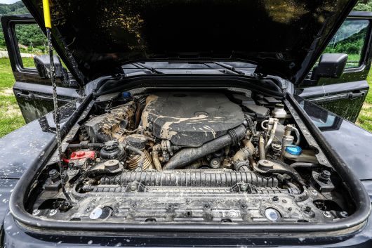 BMW의 3.0리터(B58) 직렬 6기통 터보차저 엔진은 다양한 차량에 탑재되며 성능을 이미 입증받았다. 286마력으로 세팅된 이 엔진의 복합 연비는 리터당 5.5km다. 보닛에는 가스 리프터가 적용되지 않았다.