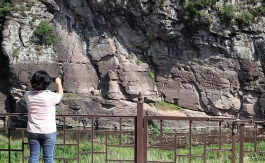 12일(현지시간) 프랑스 파리에서 열린 제47차 유네스코 세계유산위원회에서 선사시대 생활문화를 엿볼 수 있는 바위그림인 '반구천의 암각화'가 세계유산 목록에 등재되자 최응천 국가유산청장(가운데 한복차림)을 비롯한 참석자들이 환호하고 있다. 사진 외교부