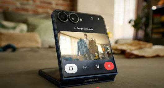 갤럭시Z플립7에서 AI LIVE를 통해 어떤 옷을 입는게 좋을지 소통하고 있는 모습. 갤럭시 광고 캡처