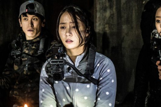 영화 '곤지암'의 한 장면. 폐건물을 배경으로 펼쳐지는 공포영화다. 사진 쇼박스